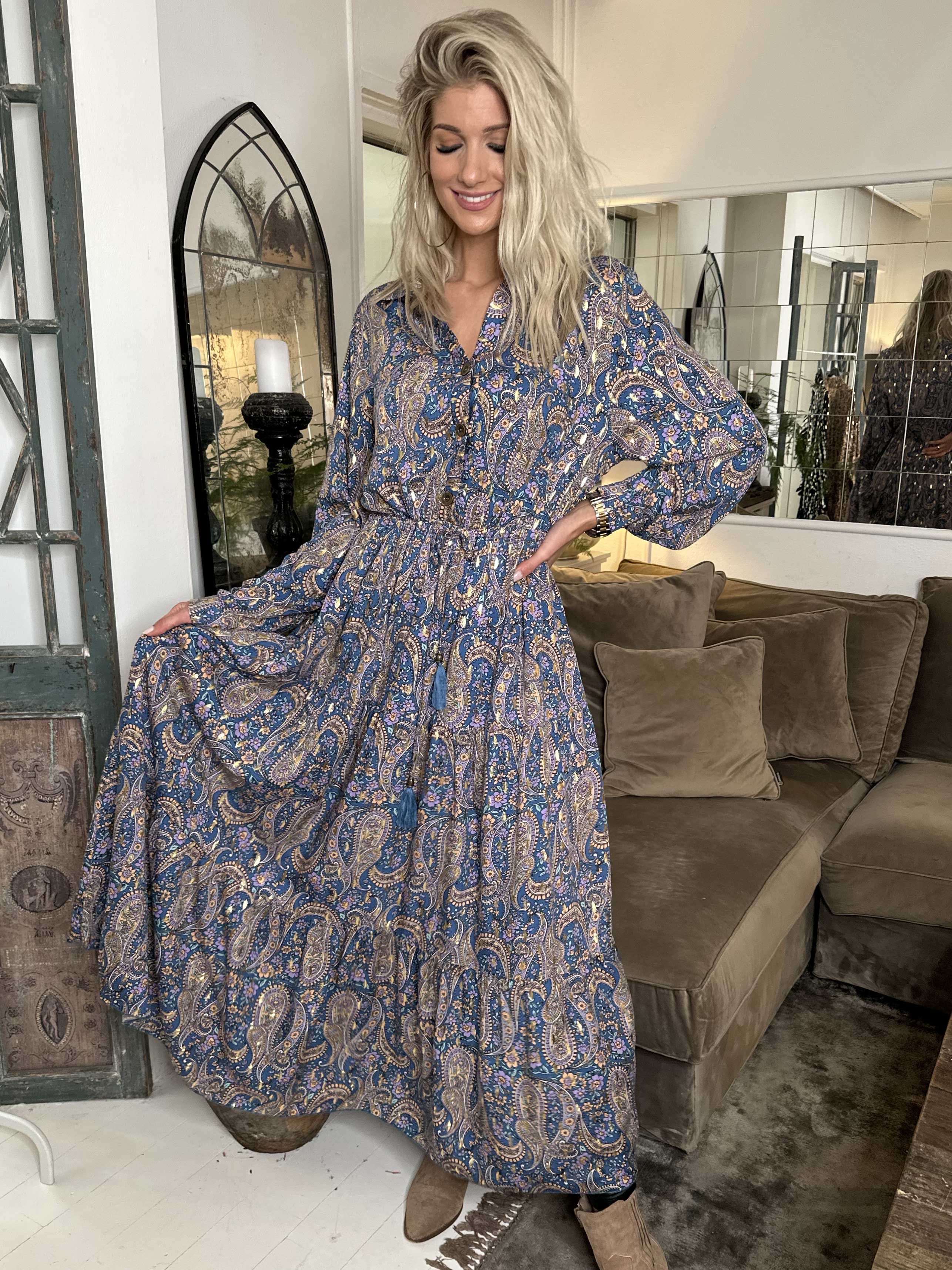 Shelly Paisley - Lång mönstrad klänning i viskos med gulddetaljer